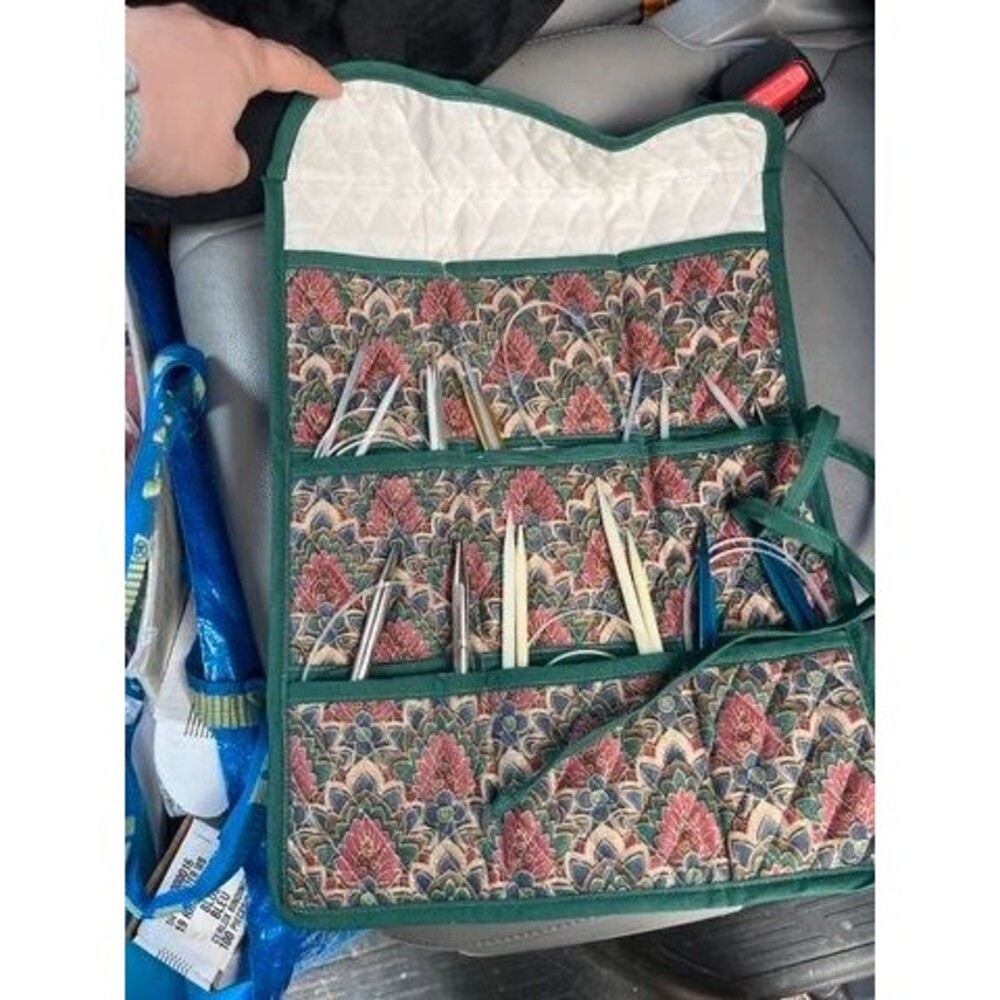 Quilted Knitting Needle Roll-Up Case with Needles